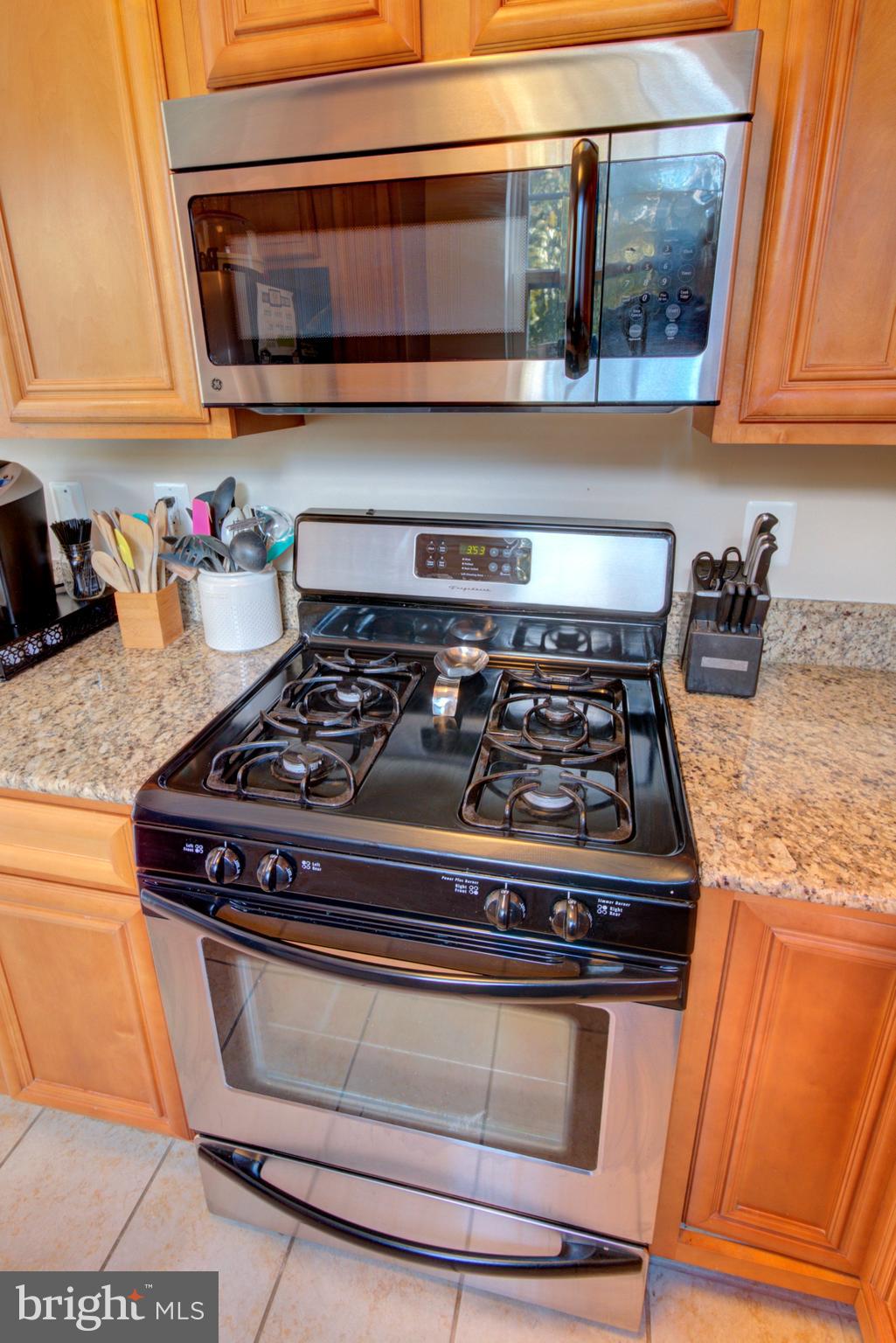 6816 Annapolis Road Hyattsville, MD 20784 - Photo 18 of 37 built in microwave and stove