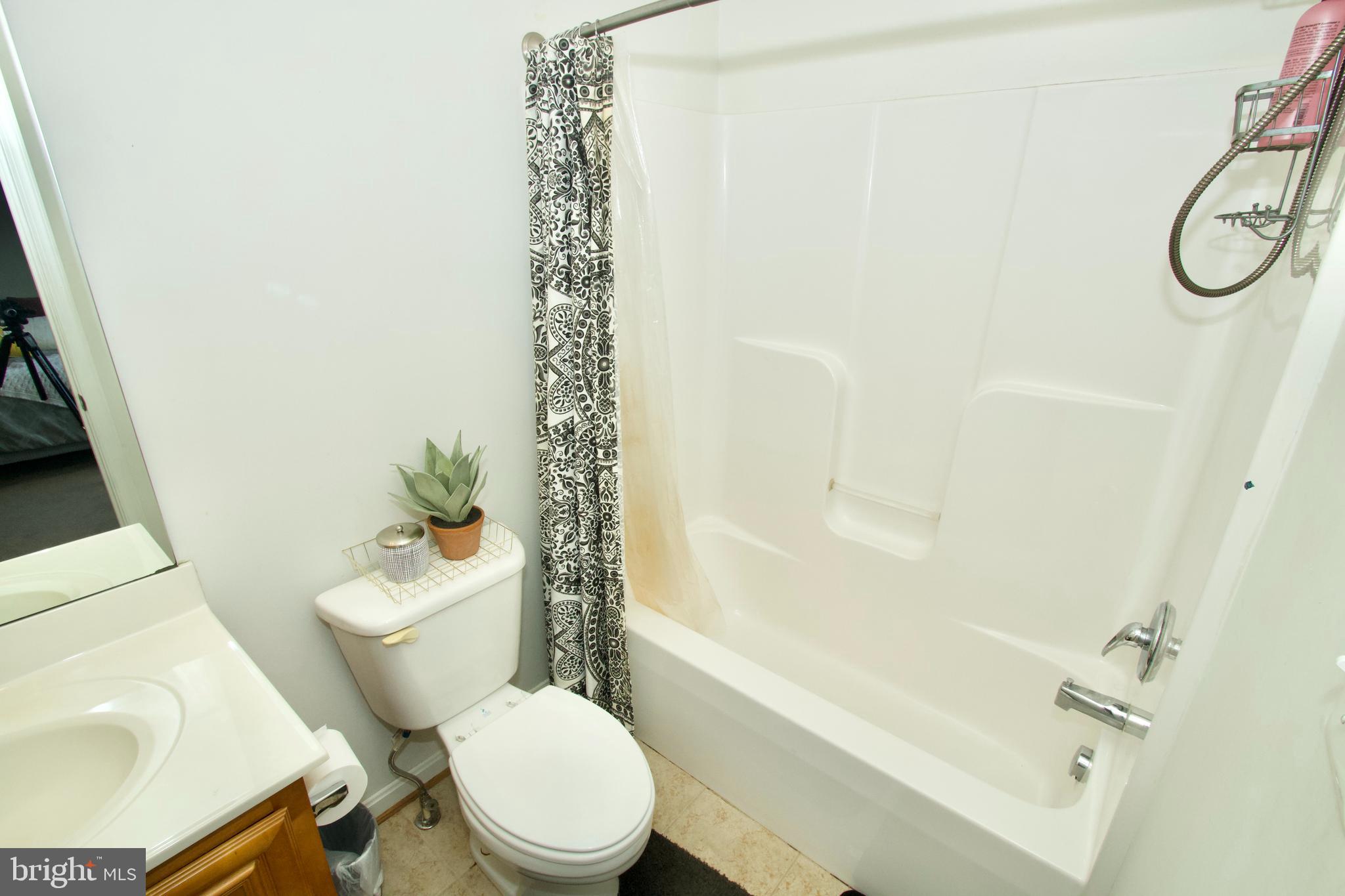 6816 Annapolis Road Hyattsville, MD 20784 - Photo 25 of 37 Owner's ensuite bath