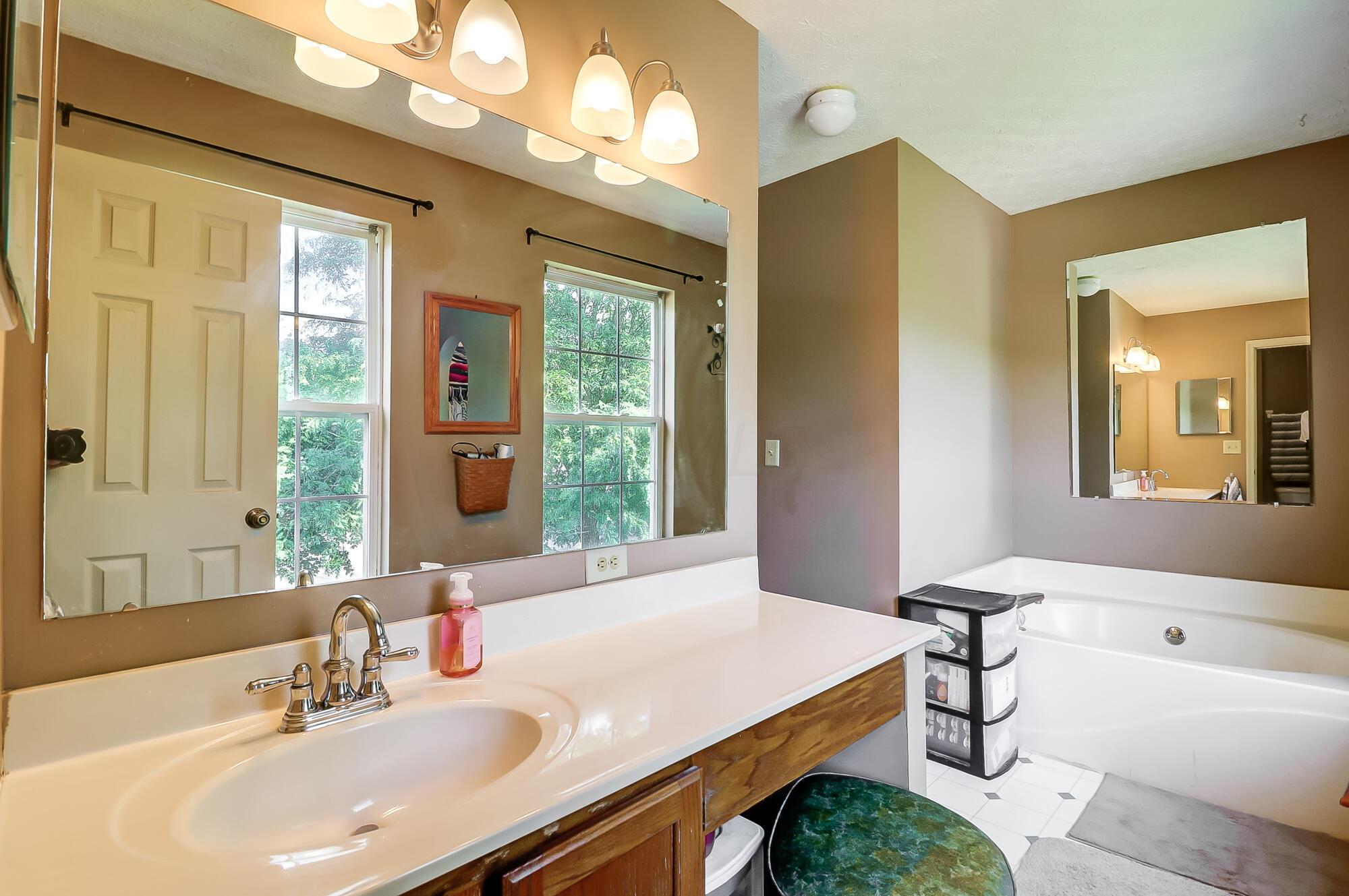 110 Kettering Bend Delaware, OH 43015 - Photo 16 of 28 Garden Tub - 2 WALK IN CLOSETS!!!