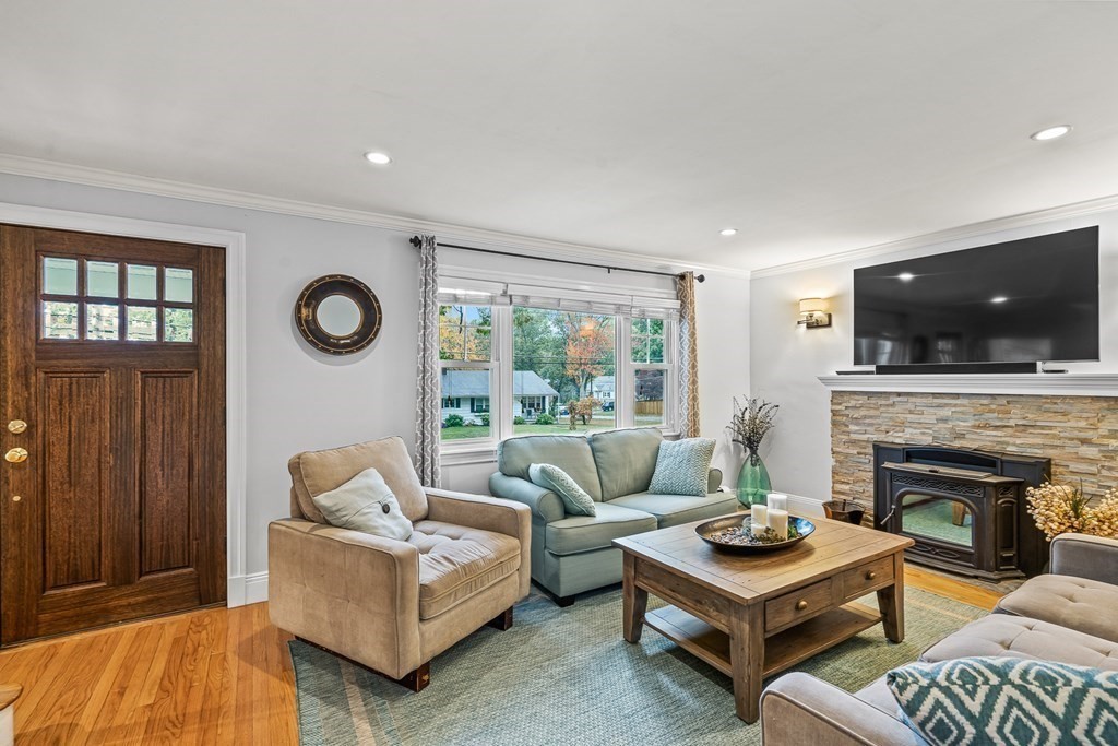 474 Waverly Road North Andover, MA 01845 - Photo 3 of 39 Gallery Image 3