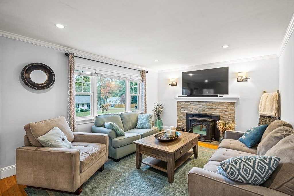 474 Waverly Road North Andover, MA 01845 - Photo 4 of 39 Gallery Image 4