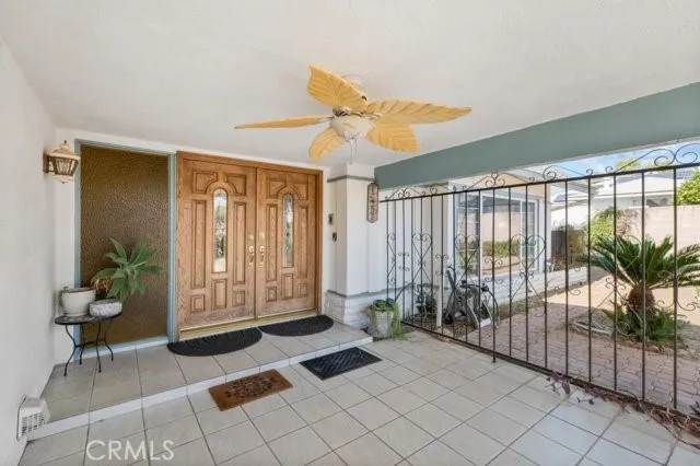 a view of livingroom with furniture