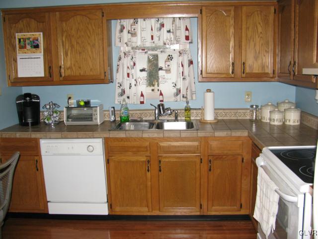 1517 Fernwood Road Slatington, PA 18080 - Photo 3 of 37 Kitchen