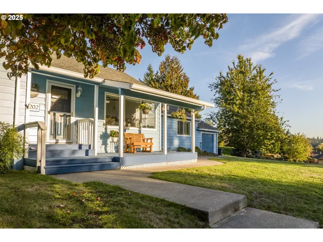 a view of a house with yard and porch