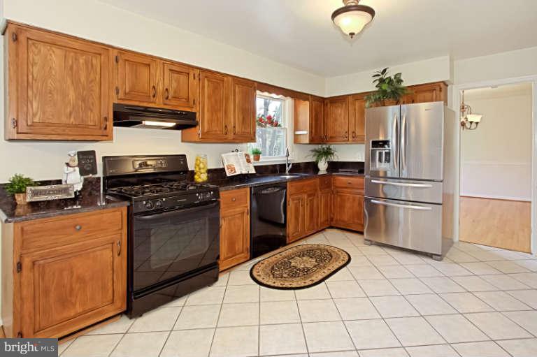 7401 Range Road Alexandria, VA 22306 - Photo 2 of 30 Stainless & Granite
