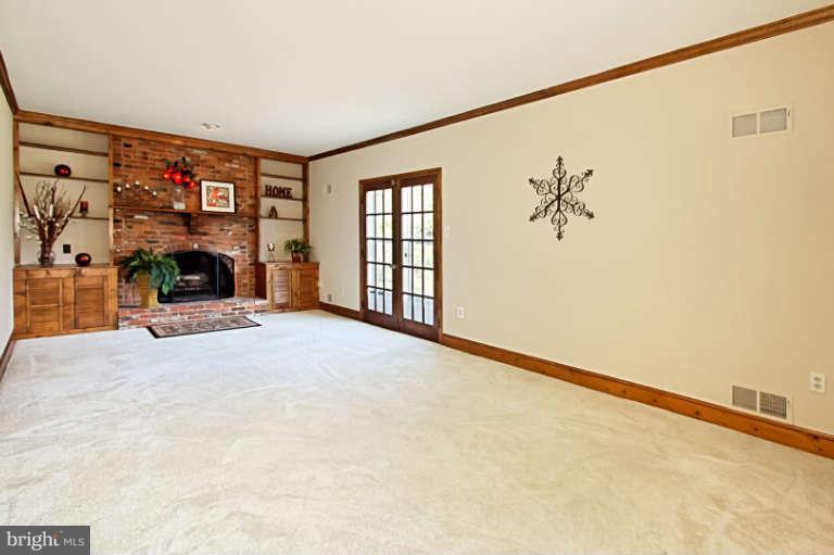7401 Range Road Alexandria, VA 22306 - Photo 14 of 30 Lots of Space for Entertaining