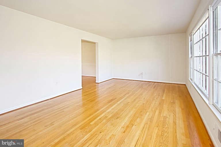 7401 Range Road Alexandria, VA 22306 - Photo 15 of 30 Great Floors - Great Light!