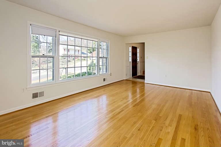 7401 Range Road Alexandria, VA 22306 - Photo 4 of 30 Large Front Window
