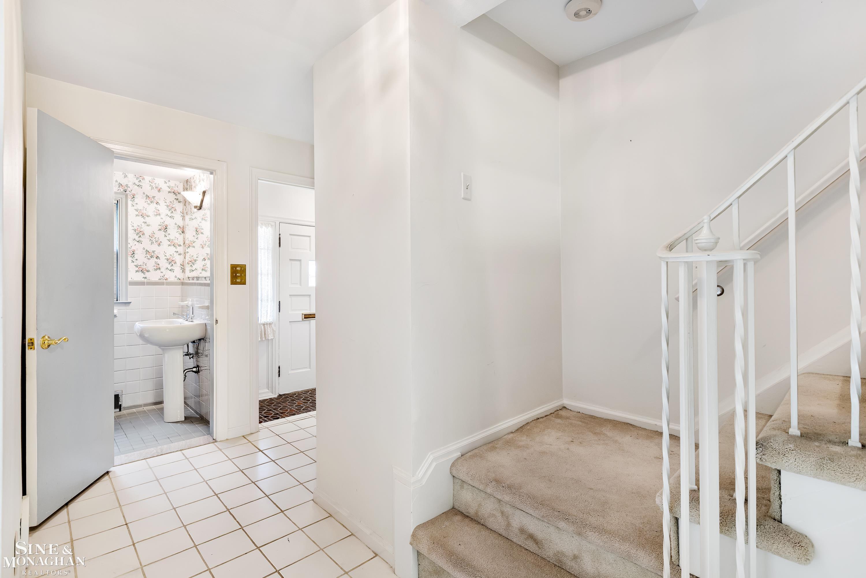 915 Harcourt Road Grosse Pointe, MI 48230 - Photo 3 of 35 50162099-434e47c1-aad4-4885-bb84-797fbf3d6ec9.JPG