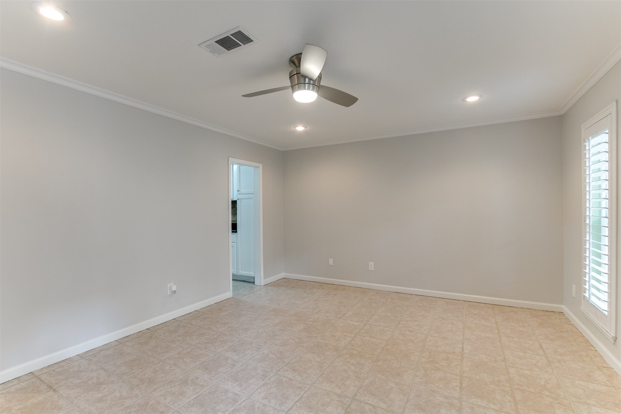 1407 Springrock Lane Houston, TX 77055 - Photo 4 of 25 Fresh paint and crown molding create a blank slate waiting for your design touches.