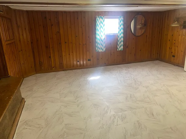 a view of empty room with window