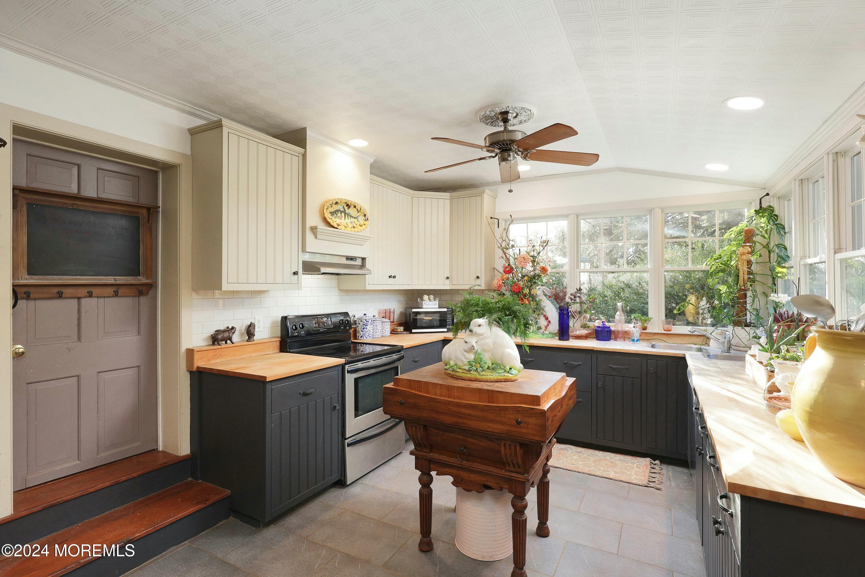 125 Sandy Ridge Road Stockton, NJ 08559 - Photo 21 of 46 a kitchen with a refrigerator a stove a sink and dishwasher with wooden floor