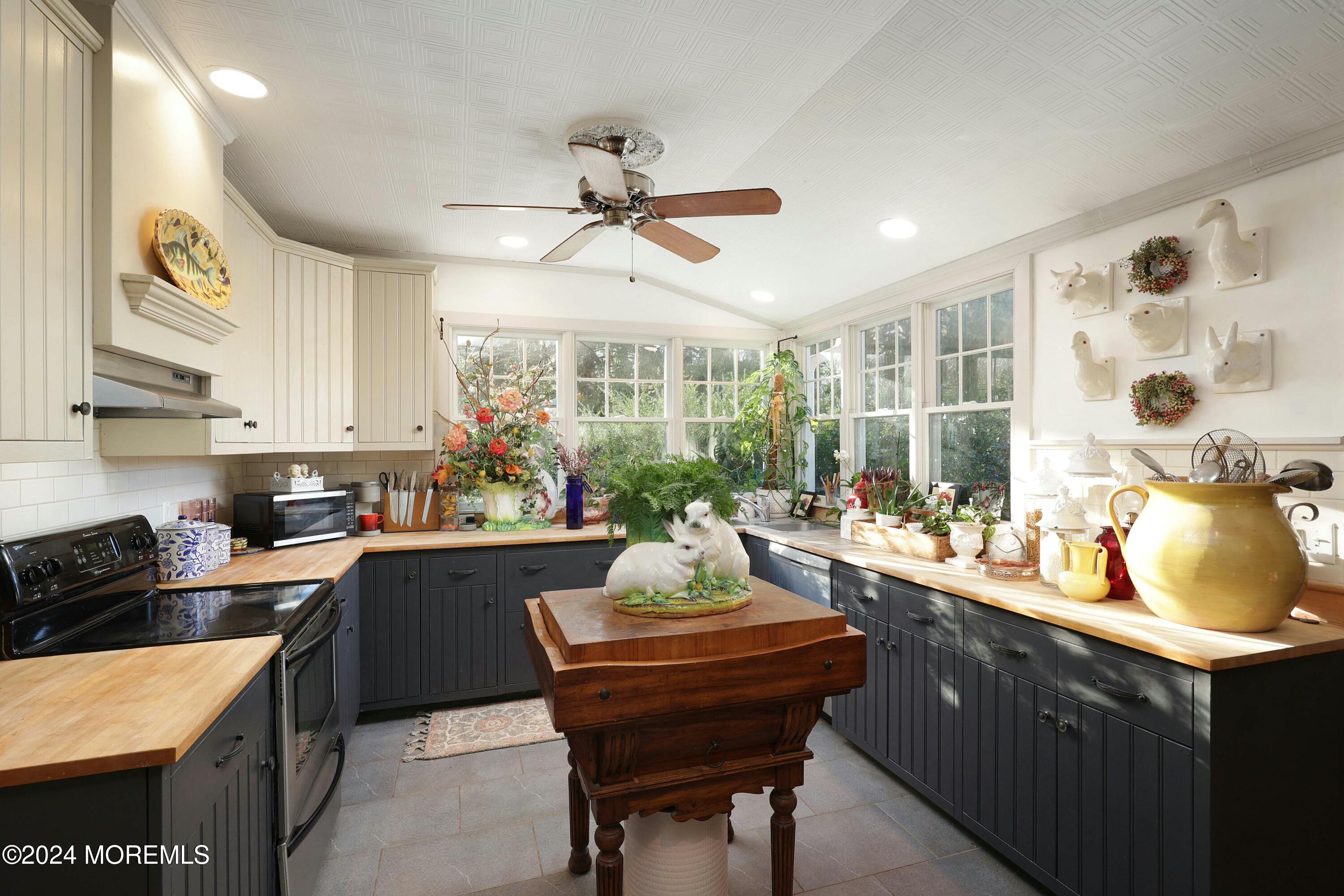125 Sandy Ridge Road Stockton, NJ 08559 - Photo 22 of 46 a kitchen with a sink appliances and cabinets