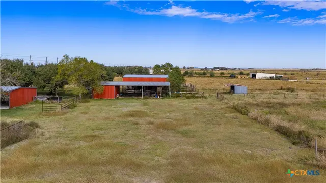 a view of a house with backyard and garden