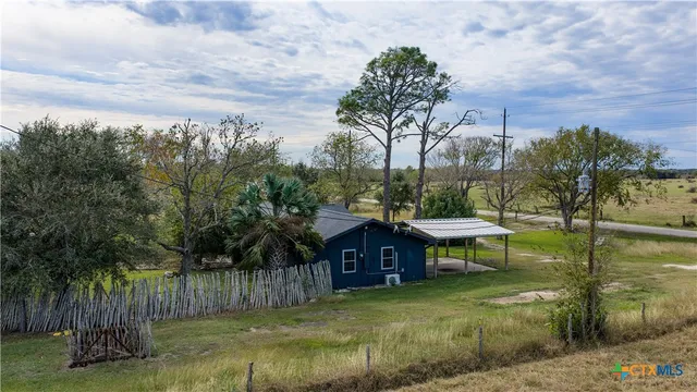a view of yard with green space