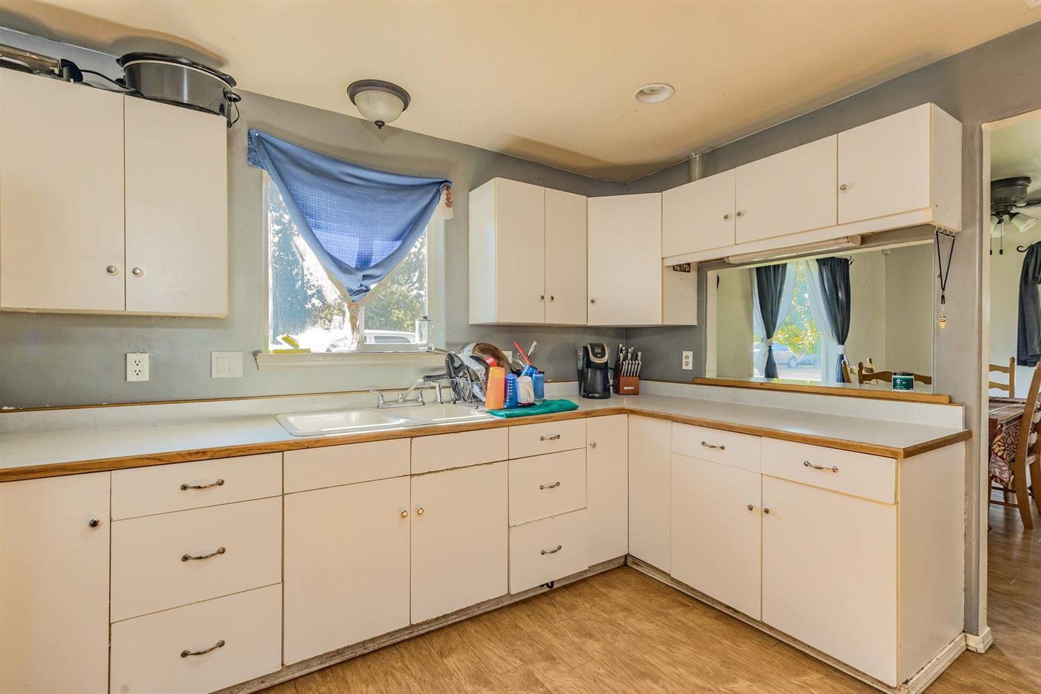 2335 Leonard Road Grants Pass, OR 97527 - Photo 9 of 26 Tons of counter space.....
