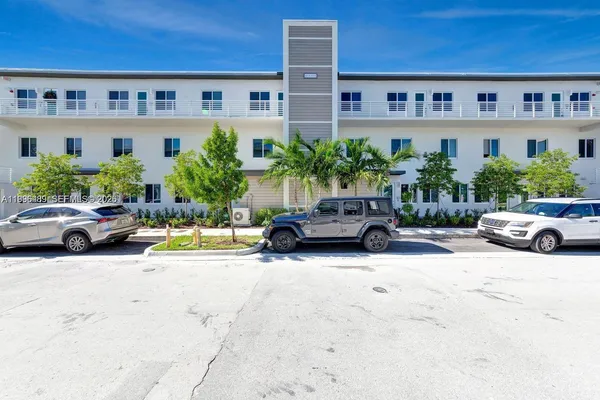 $425,000 | 6420 Northwest 102nd Path, Unit 303, Doral, FL 33178