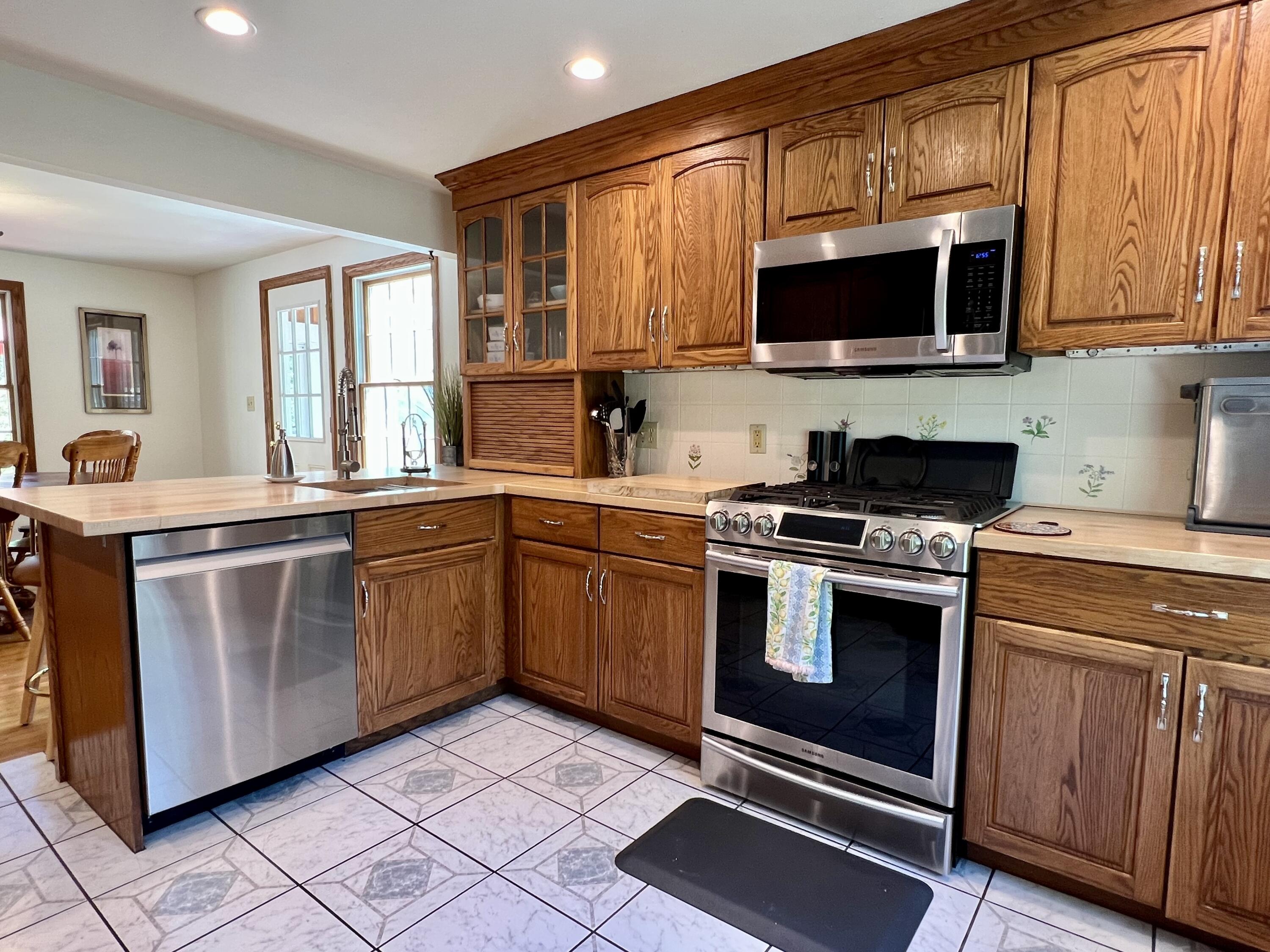 337 Middle Road Falmouth, ME 04105 - Photo 4 of 37 middle 52