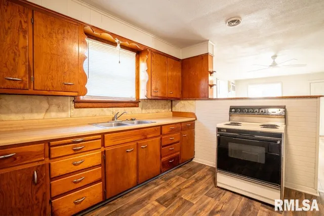 $49,999 | 111 South 5th Street, Elkville, IL 62932