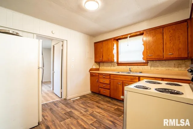 $49,999 | 111 South 5th Street, Elkville, IL 62932