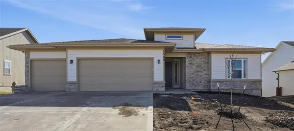 $569,990 | 1599 Grayhawk Drive, Basehor, KS 66007