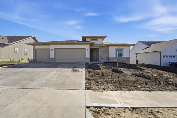 $569,990 | 1599 Grayhawk Drive, Basehor, KS 66007