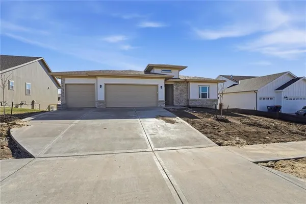 $569,990 | 1599 Grayhawk Drive, Basehor, KS 66007