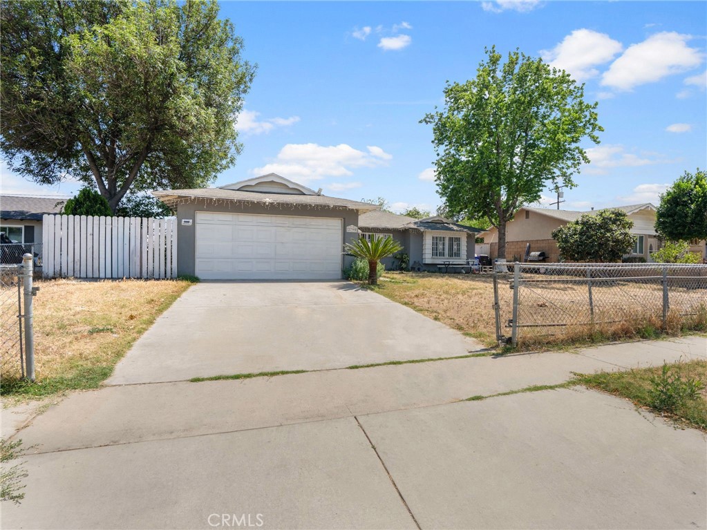 2795 West Victoria Street Rialto, CA 92376 - Photo 2 of 28