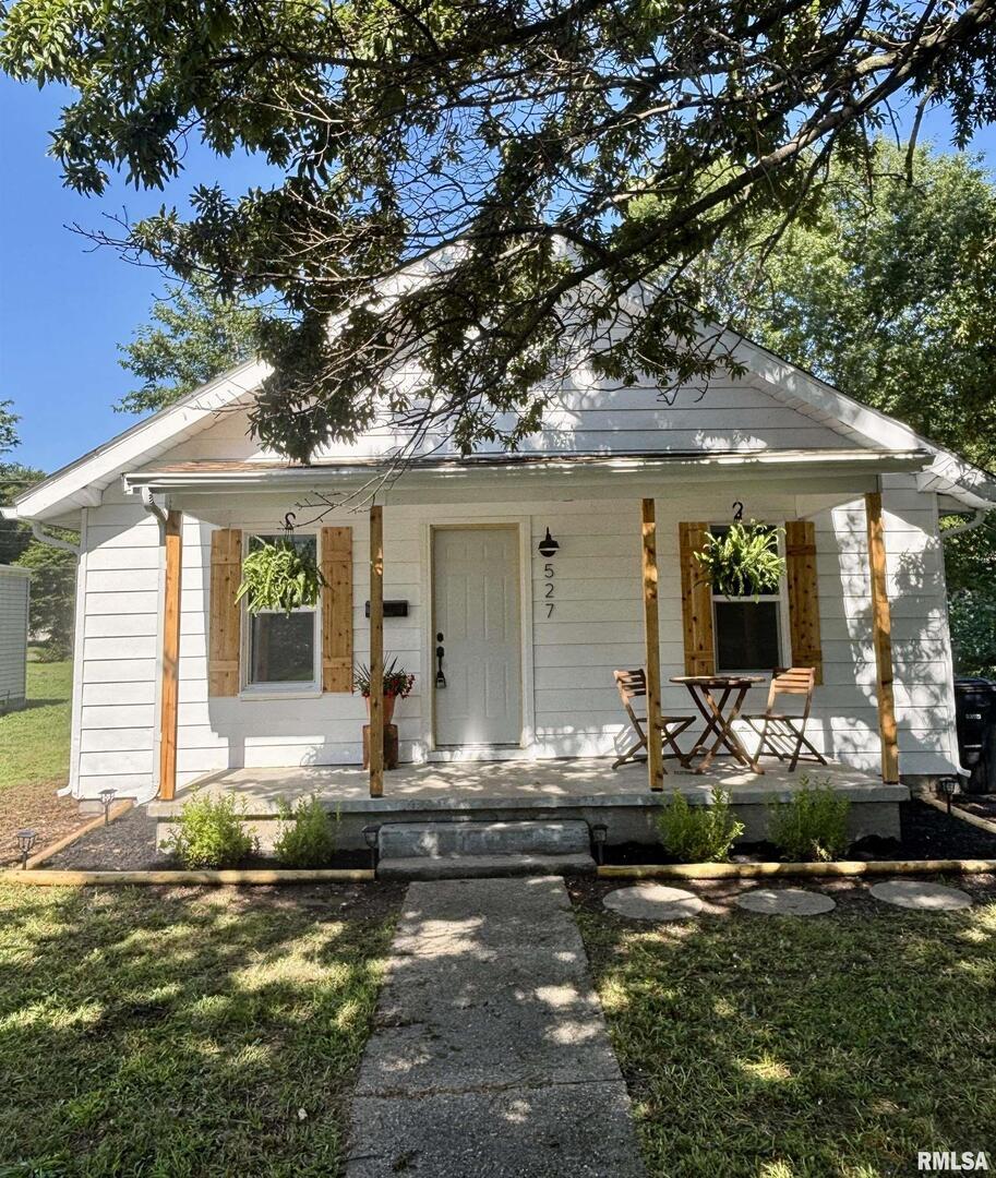 527 South Rotan Street Salem, IL 62881 - Photo 2 of 17 a front view of a house with garden