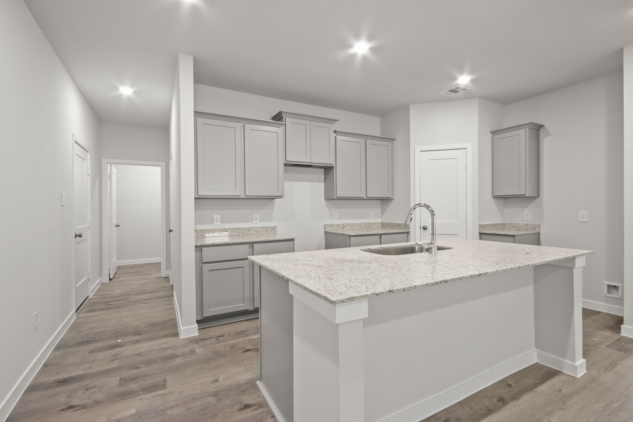 492 Shoreview Drive Conroe, TX 77303 - Photo 4 of 20