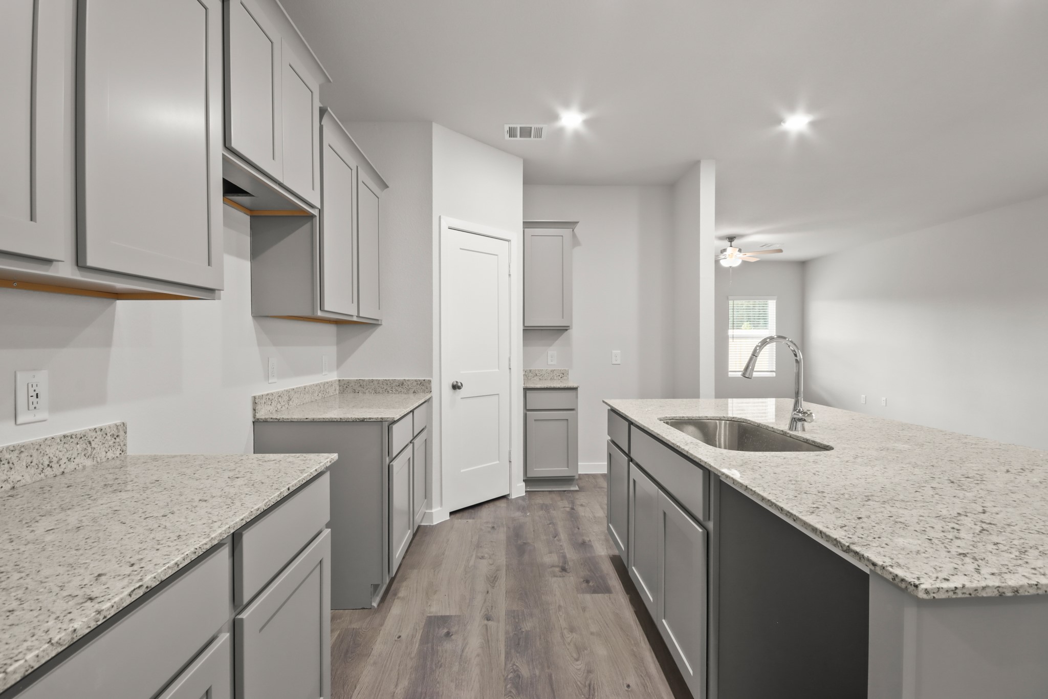 492 Shoreview Drive Conroe, TX 77303 - Photo 5 of 20