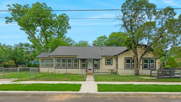 $1,495 | 1200 West Magnolia Avenue, San Antonio, TX 78201