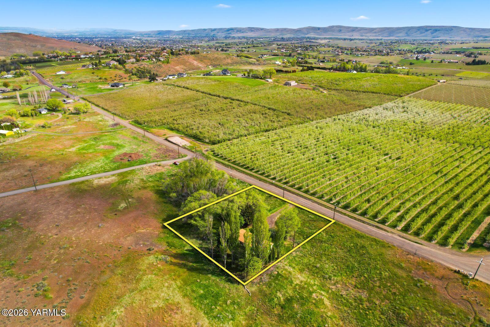 13301 Marble Road Yakima, WA 98908 - Photo 28 of 29 28 -drone rear view with lot lines