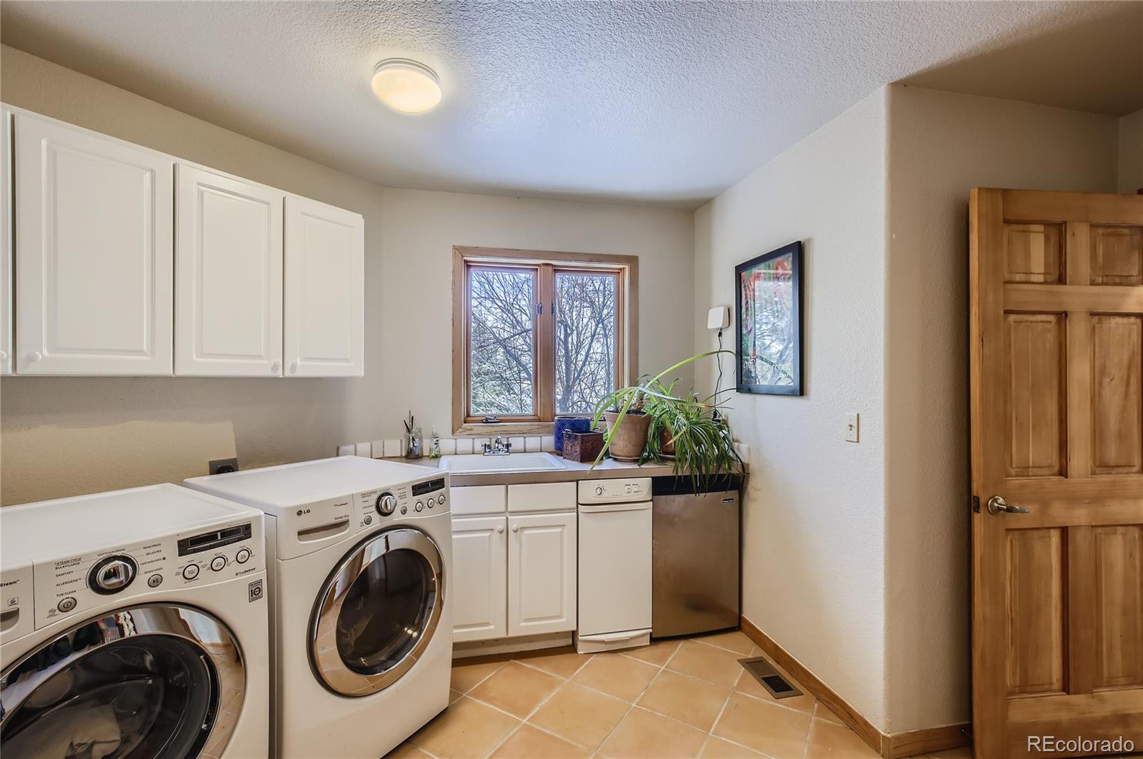 7578 Crestview Drive Niwot, CO 80504 - Photo 21 of 40 a utility room with closet dryer and washer