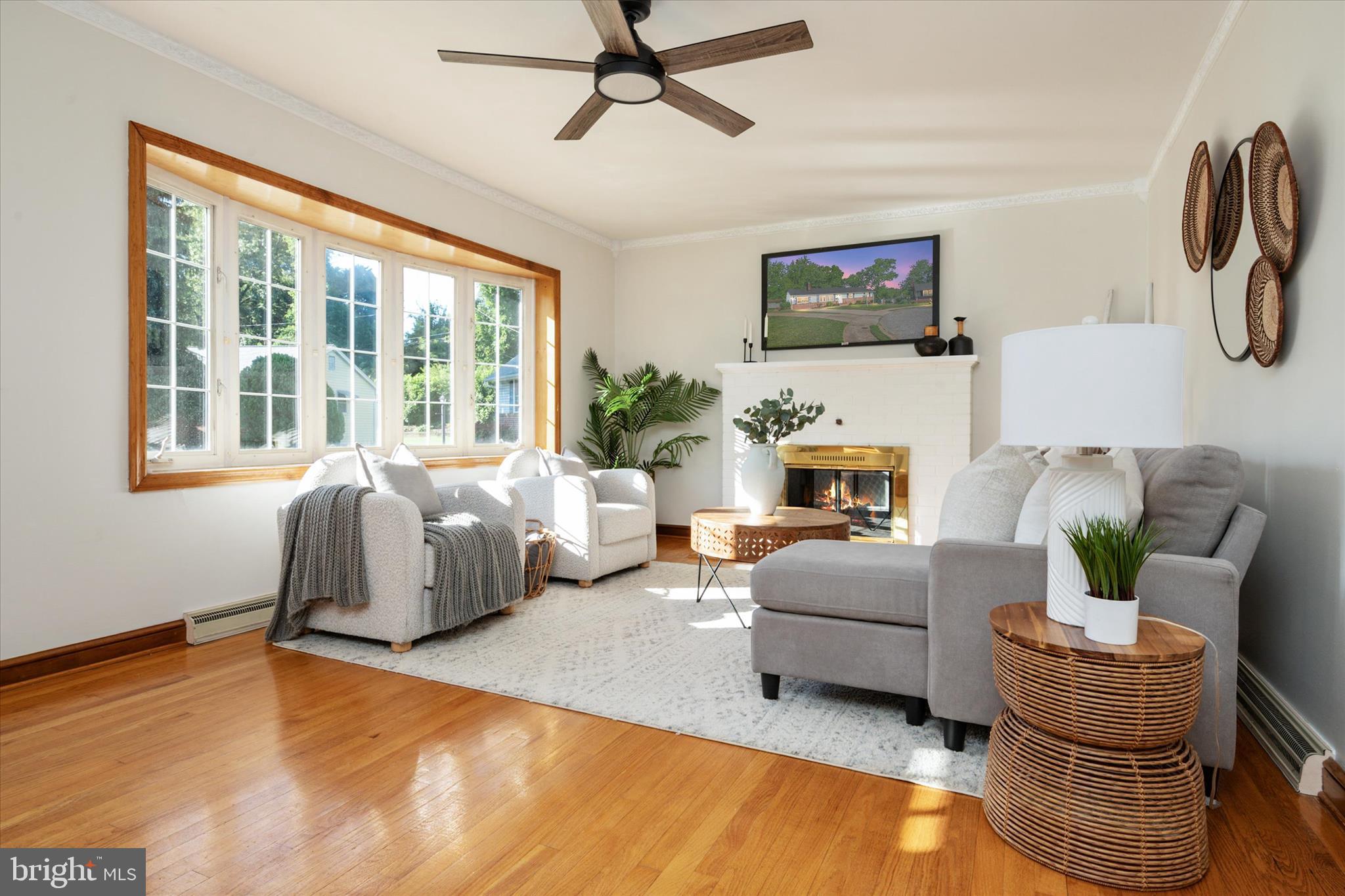 596 Forest View Road Linthicum Heights, MD 21090 - Photo 3 of 42 Living Room