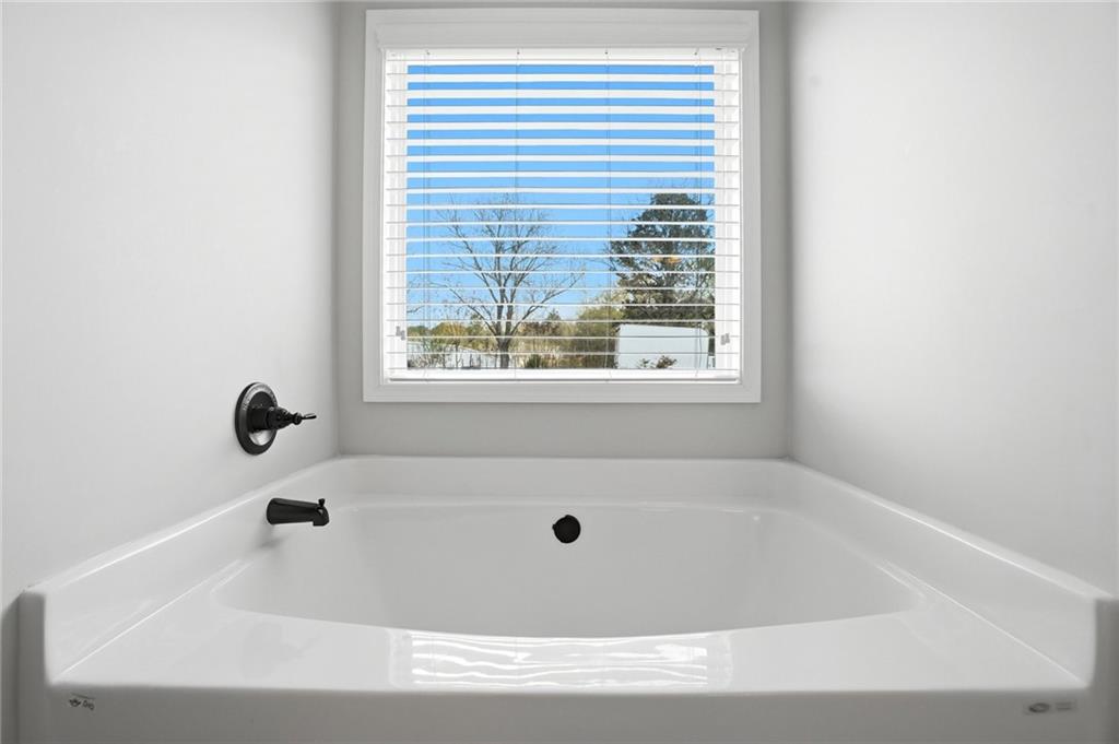 649 Tanners Bridge Road Bethlehem, GA 30620 - Photo 16 of 30 a bathroom with a bathtub