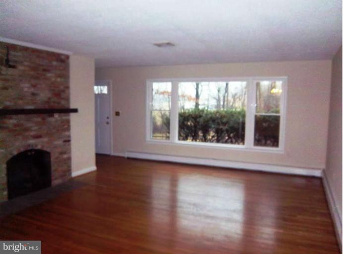 13575 Highland Road Clarksville, MD 21029 - Photo 3 of 28 Living Room