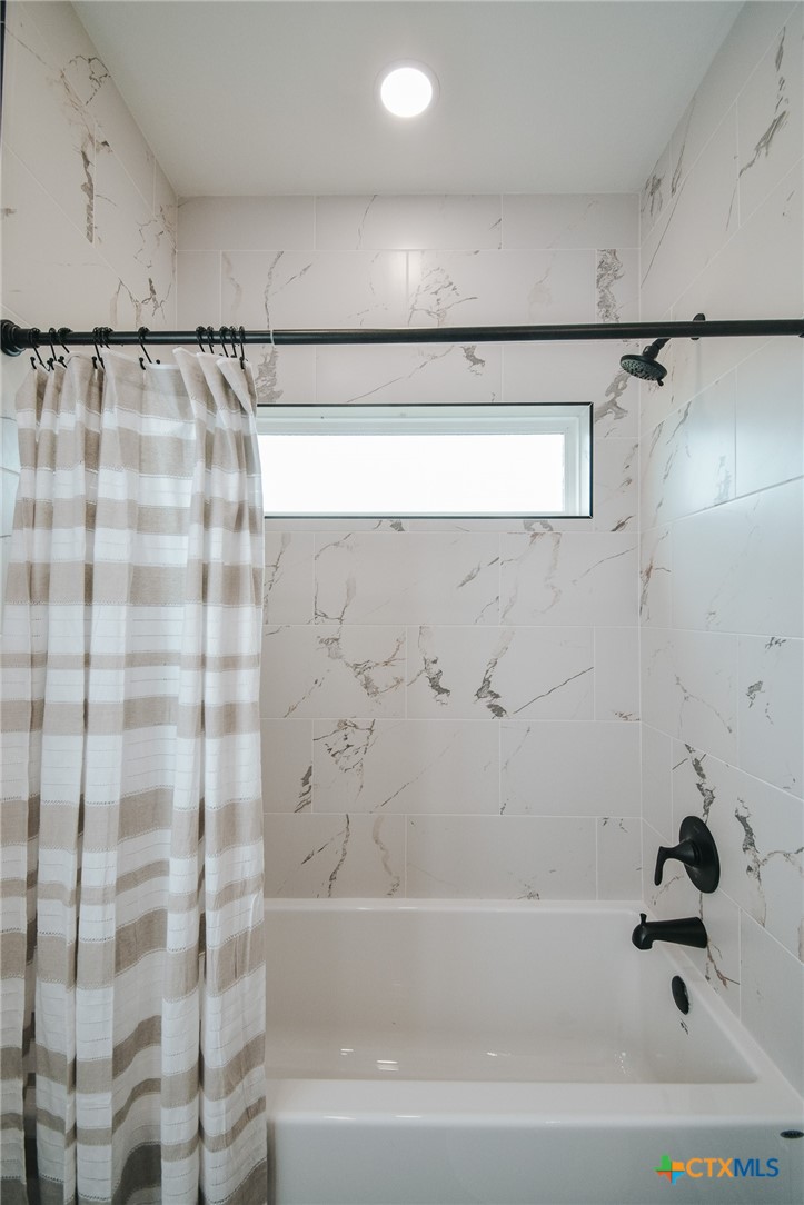 321 Whitetail Lane Victoria, TX 77905 - Photo 27 of 47 a bathroom with a bathtub and shower
