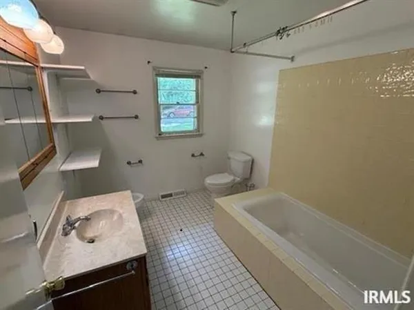 $310,000 | 905 South Eastside Drive, Bloomington, IN 47401