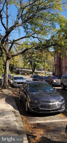 a view of a parking area