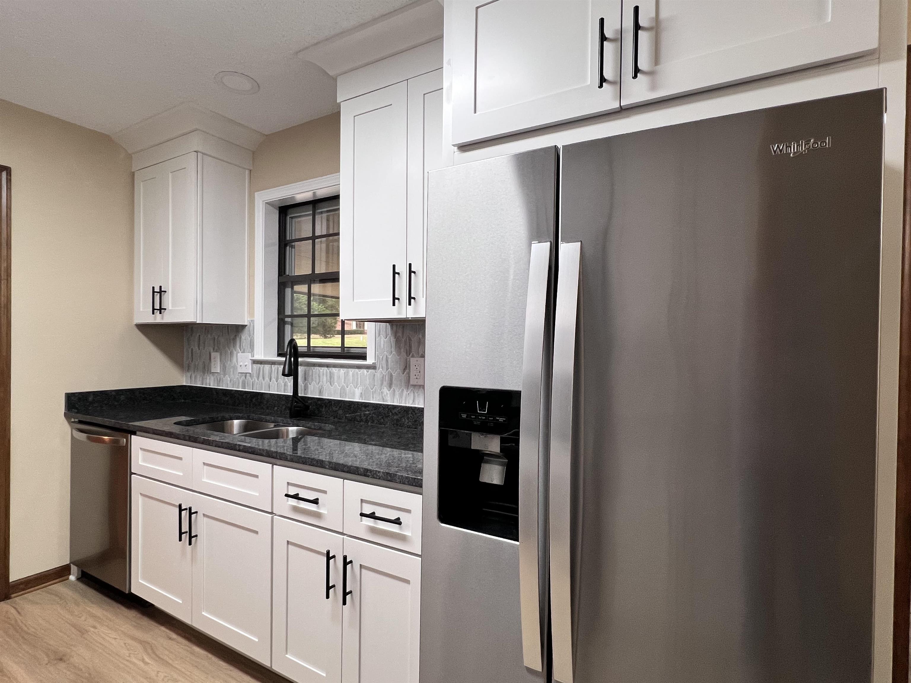 309 West Powell Road Collierville, TN 38017 - Photo 8 of 40 a kitchen with stainless steel appliances granite countertop a refrigerator and a sink