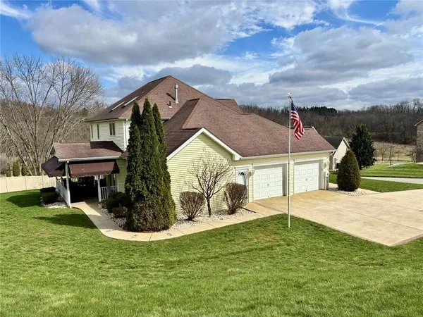 a view of a house with a yard