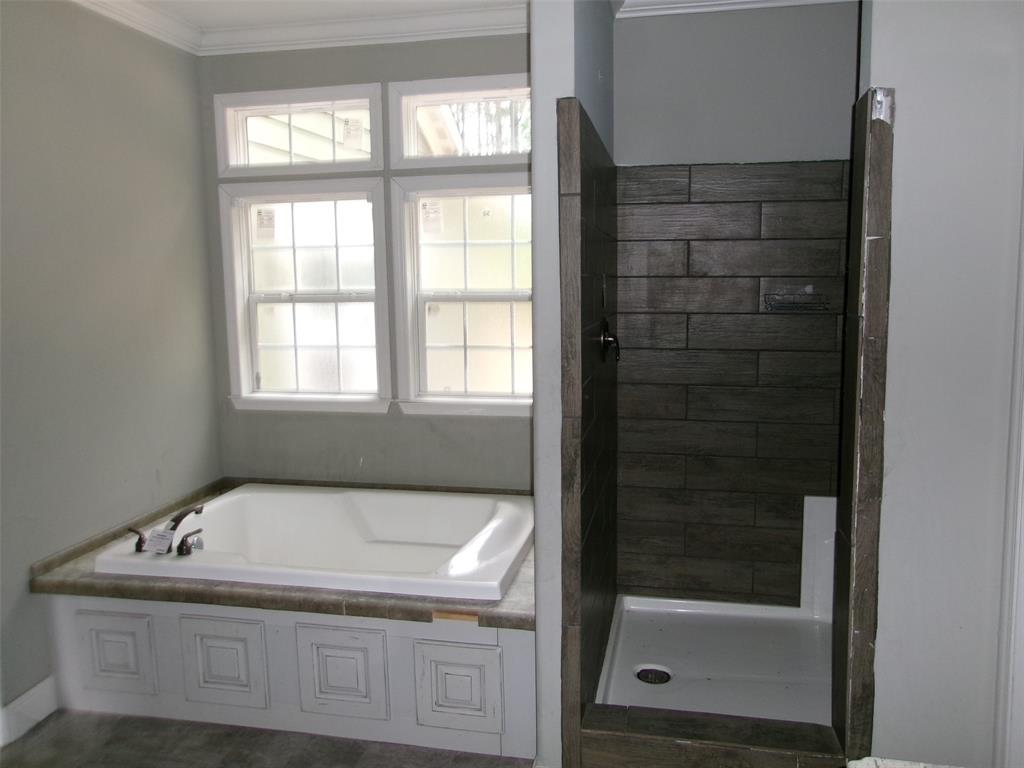810 Williams Road Converse, LA 71419 - Photo 8 of 15 a bathroom with a bathtub and a window