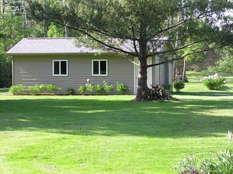 8076 Beecher Road Flushing, MI 48433 - Photo 5 of 36 21271738-4.JPG