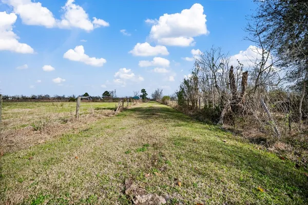 $527,350 | 4041 County Road 2058, Hull, TX 77564
