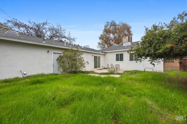 a view of house with backyard and garden