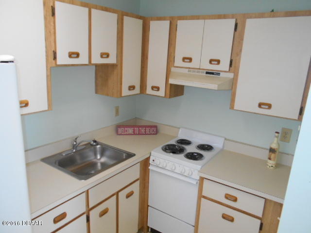 601 Robin Road, Unit C Ormond Beach, FL 32176 - Photo 7 of 12 RobinKitchen