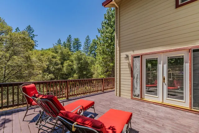a view of a house with backyard