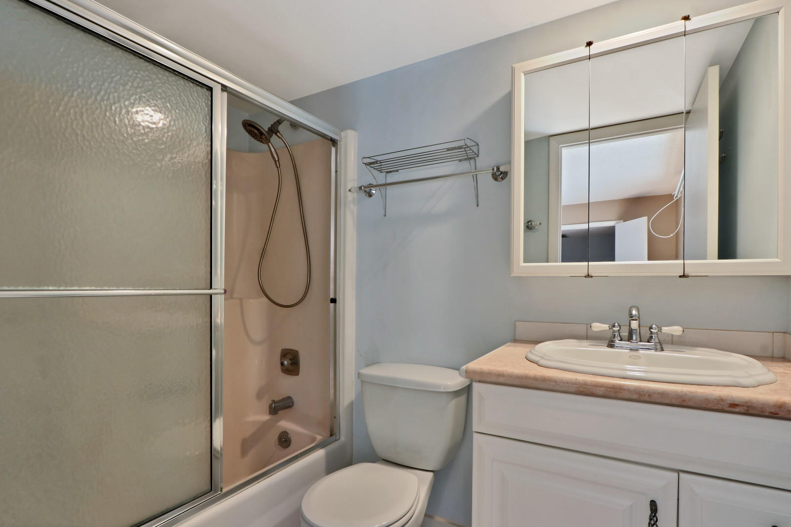 825 Center Street, Unit 10B Jupiter, FL 33458 - Photo 21 of 33 2nd bathroom