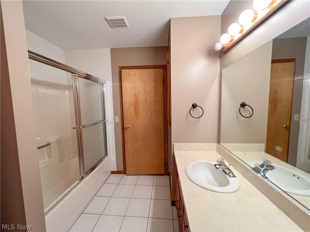 9034 Inverrary Warren, OH 44484 - Photo 23 of 28 Full Bathroom on the second floor